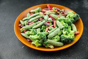 congeladas legumes misturar brócolis, milho, cenouras, verde ervilhas, verde feijões, Sino pimentas, feijões fresco delicioso saudável comendo cozinhando Aperitivo refeição Comida lanche em a mesa foto