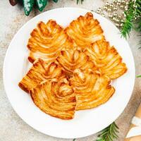 biscoitos sopro pastelaria biscoitos Natal doce sobremesa sopro nevoeiro feriado tratar Natal celebração refeição Comida lanche em a mesa cópia de espaço Comida fundo rústico topo Visão foto