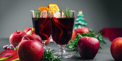 Natal maçã cidra ponderado vinho aperitivo Natal quente beber doce sobremesa coquetel feriado tratar Novo ano e Natal celebração refeição Comida lanche em a mesa foto