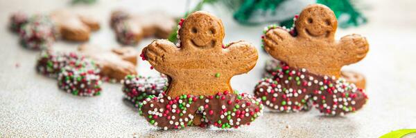 Pão de gengibre homem Natal Pão de gengibre biscoitos canela, baunilha, gengibre Natal doce sobremesa feriado cozimento tratar Novo ano e celebração refeição Comida lanche em a mesa foto