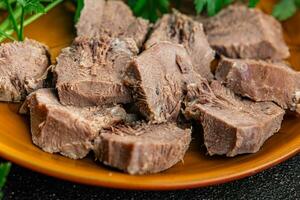 carne de porco língua cozinhou carne fresco delicioso saudável comendo cozinhando Aperitivo refeição Comida lanche em a mesa cópia de espaço Comida fundo rústico topo Visão ceto ou paleo dieta foto