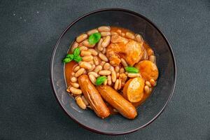 Cassoulet Grosso feijão sopa com carne, feijões, salsichas delicioso saudável comendo cozinhando Aperitivo refeição Comida lanche em a mesa cópia de espaço Comida fundo rústico topo Visão foto