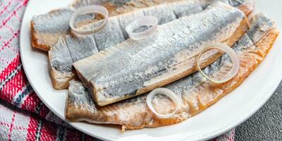 arenque fresco salgado peixe saboroso frutos do mar saudável comendo cozinhando Aperitivo refeição Comida lanche pescetarian dieta em a mesa cópia de espaço foto