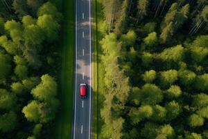 aéreo Visão do uma carro dirigindo em a estrada dentro a floresta, aéreo Visão do vermelho carro com uma cobertura prateleira em uma verde verão floresta país estrada dentro Finlândia, ai gerado foto