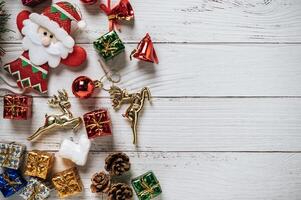 pequeno presente usado para decorar a árvore de natal foto