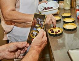 Lugar, colocar a cerejas dentro pequeno volta Bolores para faço uma cereja torta foto