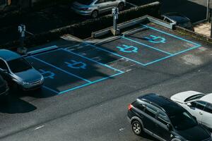 cobrando estação para carregar ev bateria. plugue para veículo com elétrico motor. ev carregador. limpar \ limpo energia. cobrando ponto às carro estacionamento muito. futuro transporte tecnologia foto