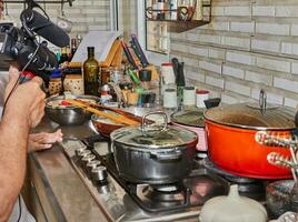 elas tiro vídeo do cozinhando em gás fogão foto