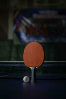 mesa tênis raquete em a azul ping pong mesa foto