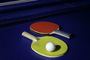 mesa tênis raquete em a azul ping pong mesa foto