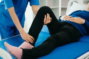 octor consultando com paciente costas problemas fisica em a cama dentro clínica terapia conceito foto