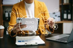 zero Confiar em segurança conceito pessoa usando computador e tábua com zero Confiar em ícone em virtual tela do dados negócios foto