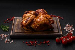 crocantes delicioso todo cozido frango com vegetais, sal e especiarias foto