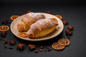 delicioso fresco doce crocantes croissants com chocolate creme em uma cerâmico prato foto