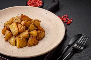 delicioso crocantes frito batata cunhas com sal, especiarias e ervas foto