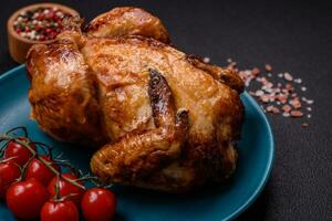 crocantes delicioso todo cozido frango com vegetais, sal e especiarias foto