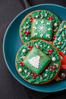 lindo Natal Pão de gengibre biscoitos em uma volta cerâmico prato foto