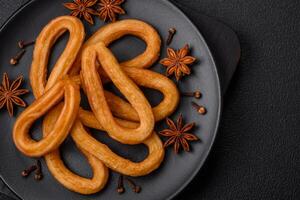 delicioso doce churos com em pó açúcar e creme dentro foto