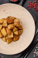 delicioso crocantes frito batata cunhas com sal, especiarias e ervas foto