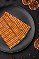 delicioso doce crocantes retangular waffles em uma cerâmico prato foto