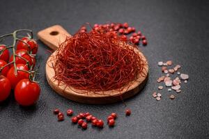 vermelho fino quente Pimenta tópicos em uma Sombrio fundo foto