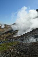 vapor Aumentar a partir de fumarolas dentro rural áspero Islândia foto