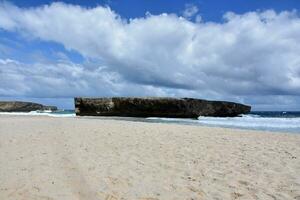 pequeno Aruba Rocha formação em a Oriental lado do a ilha foto