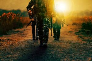 soldado com grandes rifle arma de fogo caminhando em sujeira batalha campo foto