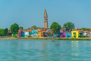 Visão do a colorida veneziano casas às a ilhas do burano dentro Veneza foto