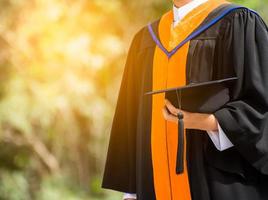 fechar pós-graduação segurando um chapéu. educação de sucesso na universidade