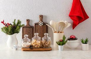 à moda cozinha Natal fundo com cozinha utensílios com elementos do Natal decoração dentro tradicional vermelho branco tons. frente visualizar. foto