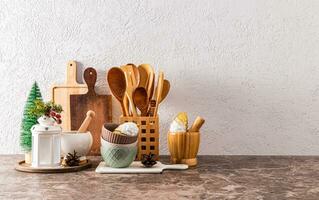 uma conjunto do cozinha utensílios fez do ecológico materiais em uma cozinha pedra bancada com Natal decorações dentro uma minimalista estilo. uma cópia de espaço. foto