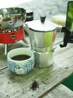 moka Panela café criador casa beber pequeno e Boa sentir dentro jardim e de madeira mesa foto