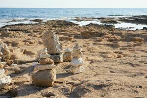 figuras fez do pedras em a margens do a Mediterrâneo mar. foto