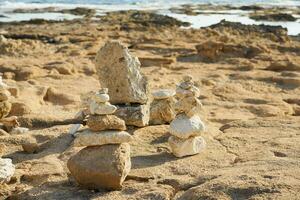 figuras fez do pedras em a margens do a Mediterrâneo mar. foto