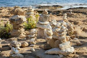 figuras fez do pedras em a margens do a Mediterrâneo mar. foto