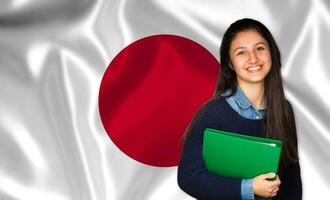 adolescente aluna sorridente sobre japonês bandeira foto