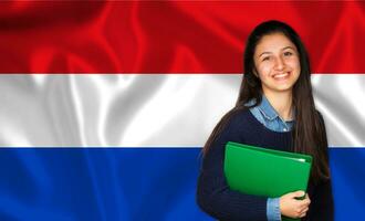 adolescente aluna sorridente sobre holandês bandeira foto