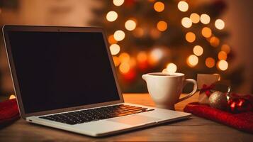 acolhedor Natal cena com computador portátil, café, e Natal árvore foto