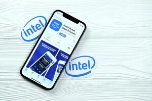 Carcóvia, Ucrânia - marcha 5, 2021 intel ícone e inscrição a partir de aplicativo loja em Iphone 12 pró exibição tela em branco mesa foto