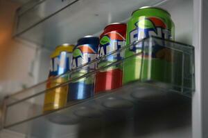 Kyiv, Ucrânia - 4 poderia, 2023 fanta suave beber marca lata latas com vários sabores foto