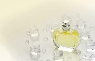 frasco amarelo de perfume feminino, fotografia objetiva de frasco de perfume em cubos de gelo e água na mesa branca. vista de cima. foto do produto de maquete, conceito de frescura