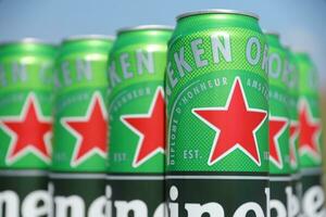 kharkov, ucrânia - 31 de julho de 2021 latas verdes de cerveja heineken lager produzidas pela cervejaria holandesa heineken nv foto