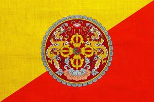 bandeira e casaco do braços do reino do Butão em uma texturizado fundo. conceito colagem. foto