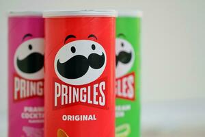 Kyiv, Ucrânia - 4 poderia, 2023 muitos pringles tubos do salgadinhos com vários sabores foto