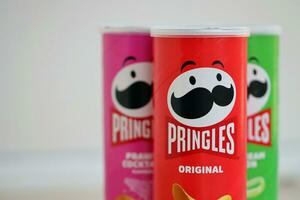 Kyiv, Ucrânia - 4 poderia, 2023 muitos pringles tubos do salgadinhos com vários sabores foto