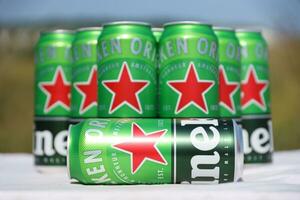 kharkov, ucrânia - 31 de julho de 2021 latas verdes de cerveja heineken lager produzidas pela cervejaria holandesa heineken nv foto