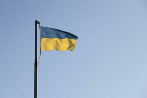 Ucrânia bandeira ampla nacional símbolo tremulando dentro azul céu. ampla amarelo azul ucraniano Estado bandeira, dnipro cidade, independência constituição dia foto