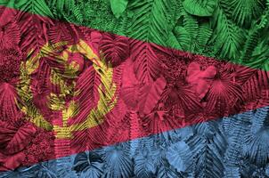 eritreia bandeira retratado em muitos folhas do monstera Palma árvores na moda elegante pano de fundo foto