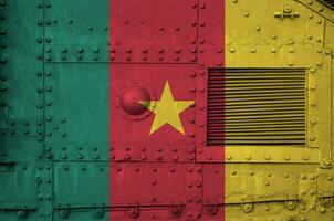 Camarões bandeira retratado em lado parte do militares blindado tanque fechar-se. exército forças conceptual fundo foto